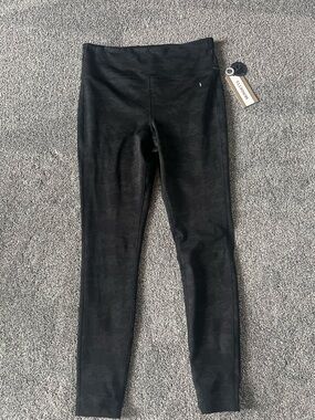 Mondetta Black Leggings with pattern